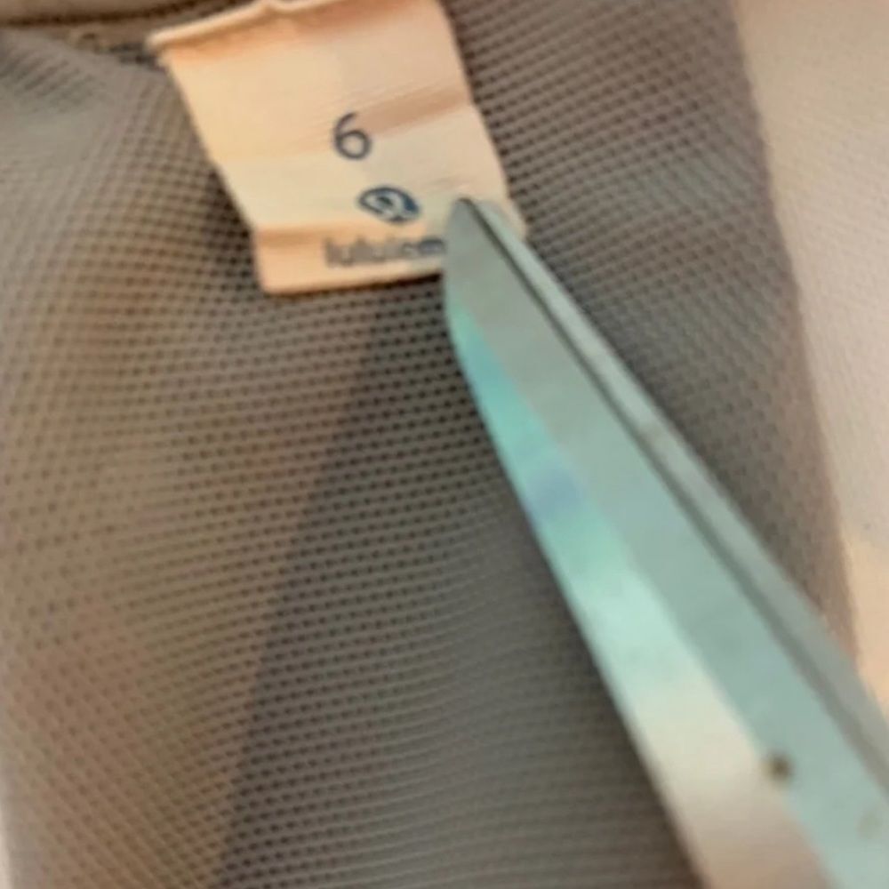 Lululemon Lulu Tank Gray White Print Scoop Neck Racerback Athletic Top Size 6 - Picture 7 of 12